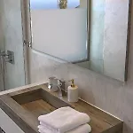 Nela Villa *